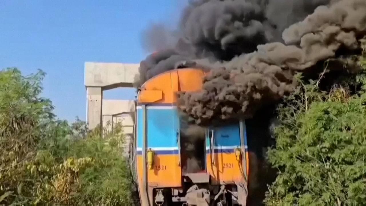 Thailandia: gru crolla su un treno in corsa, l'incendio e i soccorsi