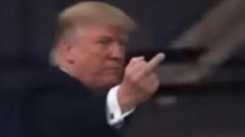 Gli gridano “protettore di pedofili”, Trump fa il dito medio. Casa Bianca: “Risposta appropriata”