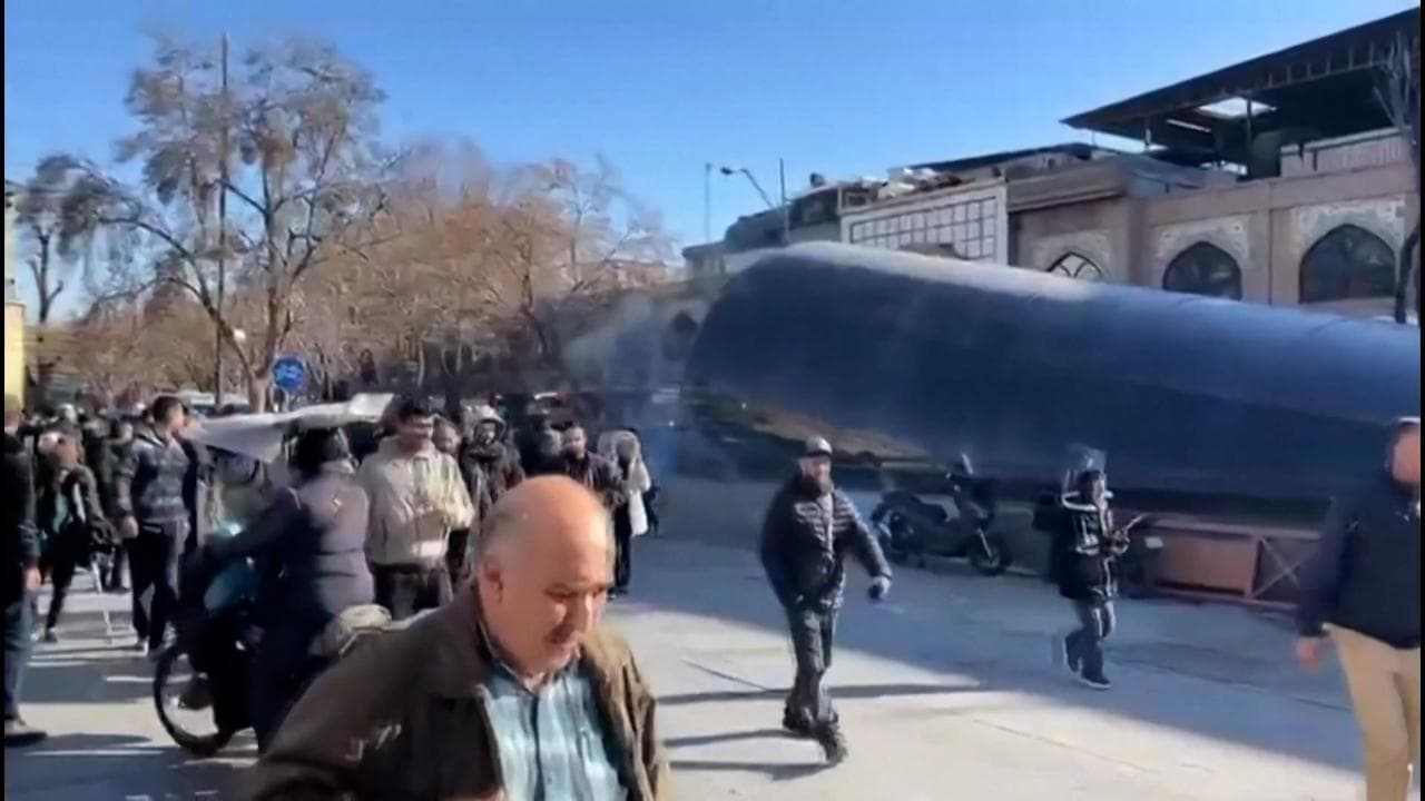 Iran: nuove manifestazioni a Teheran, le forze di sicurezza usano i lacrimogeni