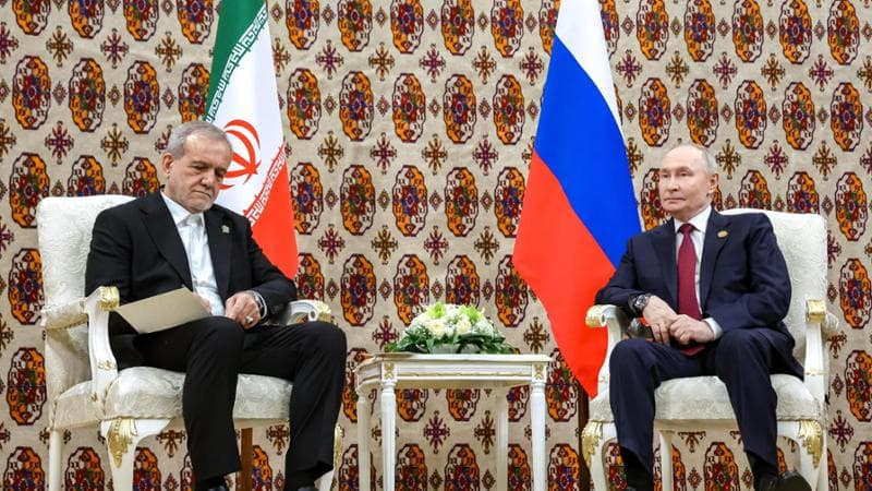 L'incontro tra Masoud Pezeshkian e Vladimir Putin a margine di un vertice ad Ashgabat, in Turkmenistan, lo scorso dicembre
