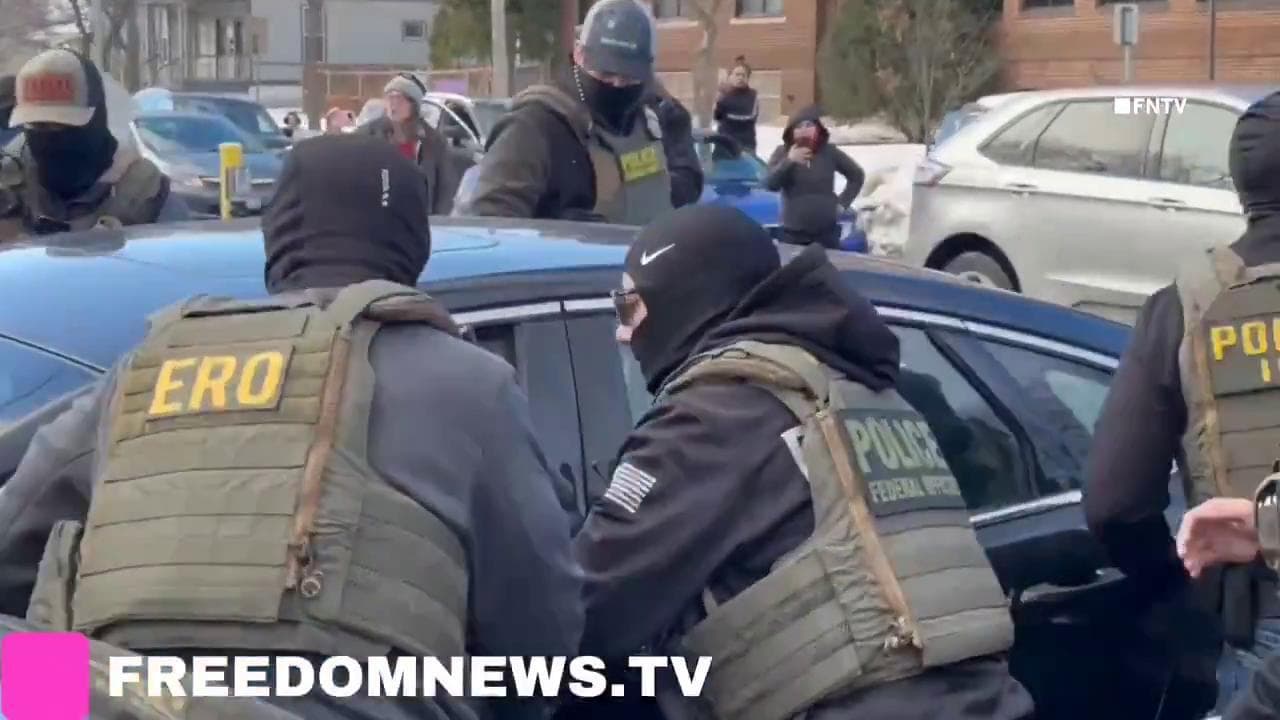 Minneapolis: donna trascinata fuori dall'auto dagli agenti dell'Ice e perquisita tra le urla