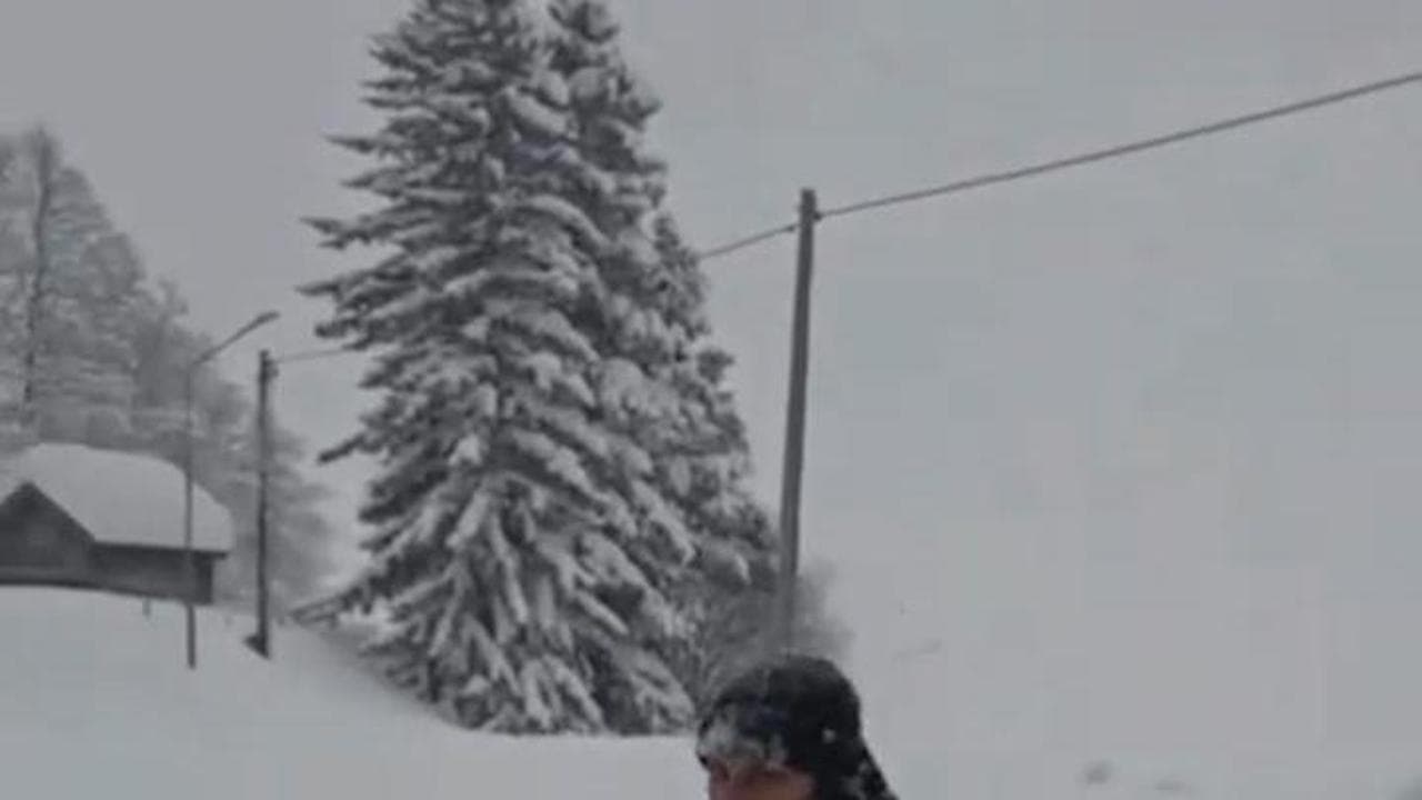 Svezia, cumuli di neve fino a due metri: camminare è un’impresa impossibile