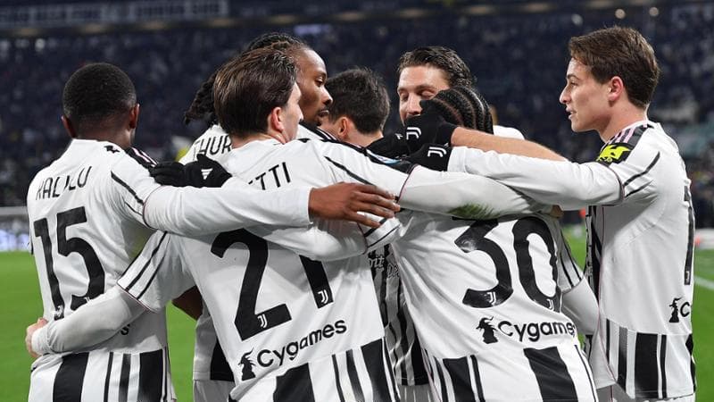 I giocatori della Juve esultano dopo un gol