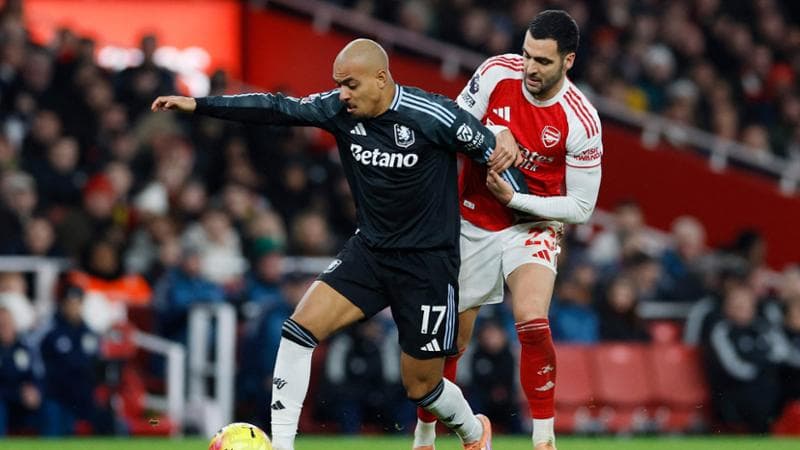 Donyell Malen in azione durante Arsenal-Aston Villa