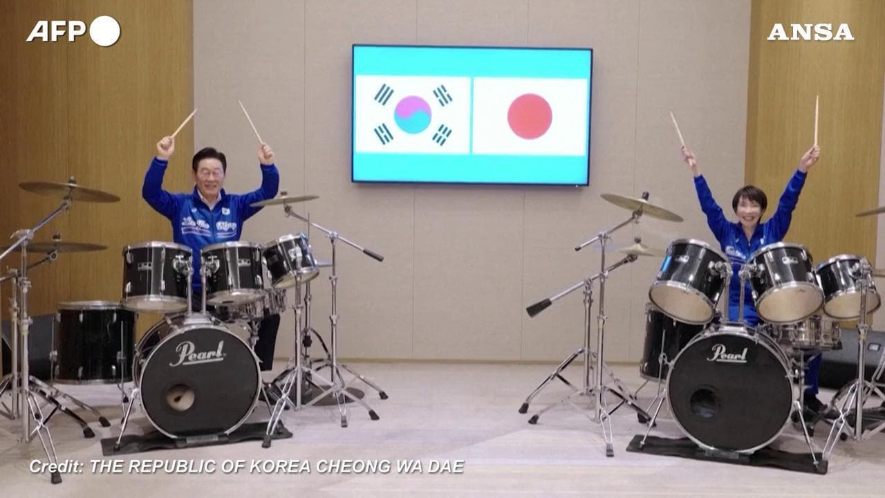 La premier giapponese e il presidente sudcoreano suonano K-pop e BTS: lo show alla batteria