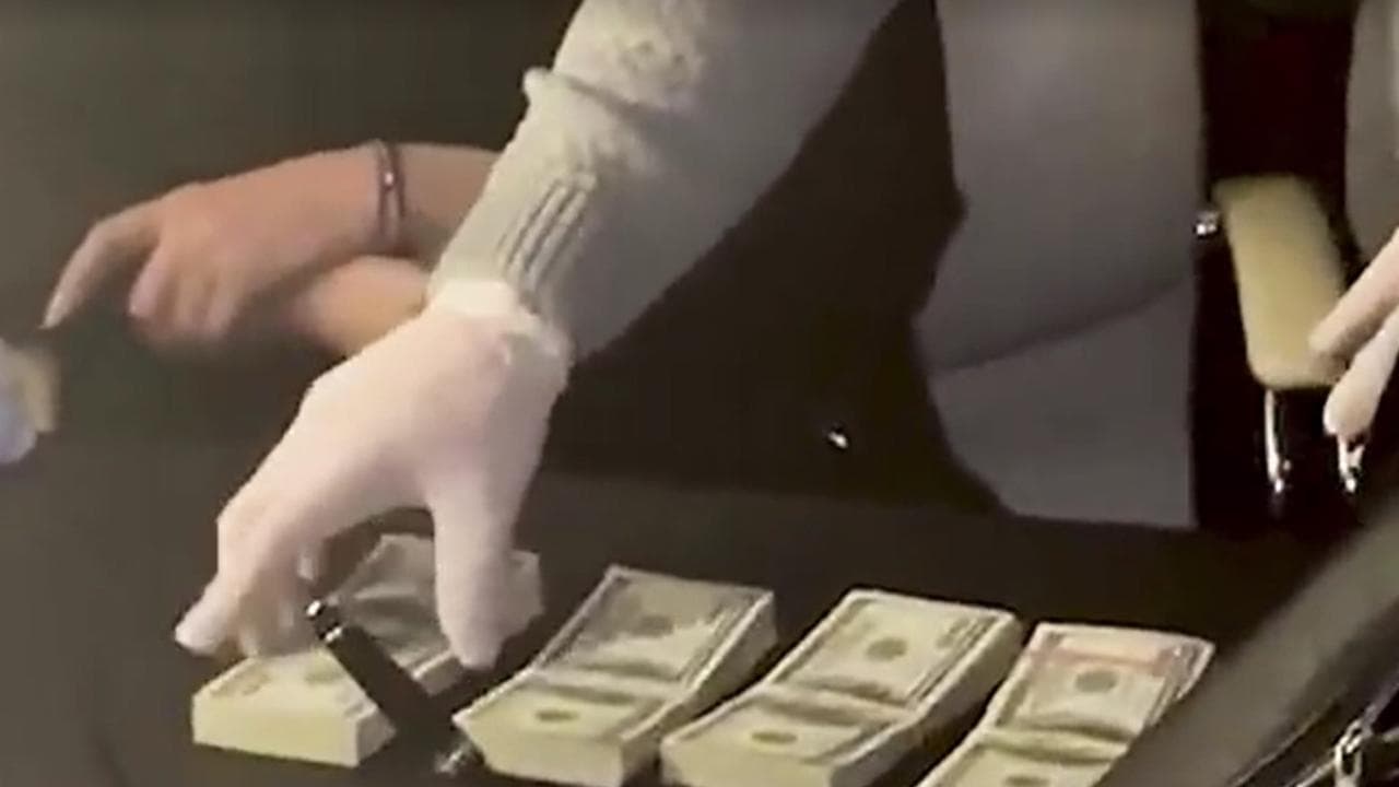 Ucraina, Tymoshenko perquisita per corruzione: il momento in cui vengono trovate le mazzette