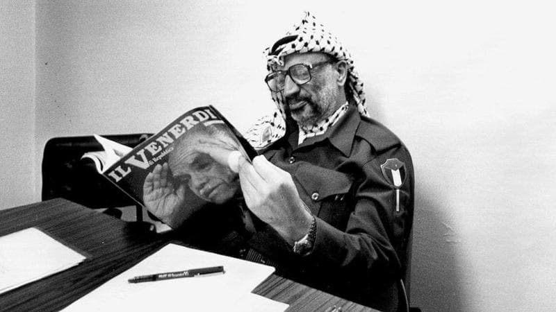 Lo storico leader dell'Olp sfoglia il numero del venerdì che dedica la copertina al primo ministro israeliano Yitzhak Shamir