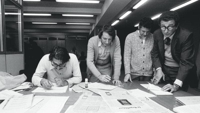 In redazione i grafici Franco Bevilacqua e Giorgio Forattini schizzano sui primi menabò il nuovo giornale, sotto lo sguardo di Gianluigi Melega e Andrea Barbato