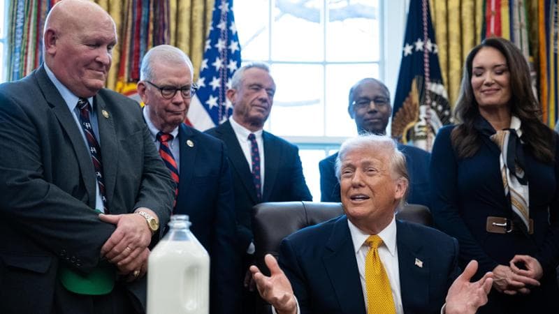 Iran, piani militari Usa pronti. Ma poi Trump frena: “Interrotte le uccisioni”