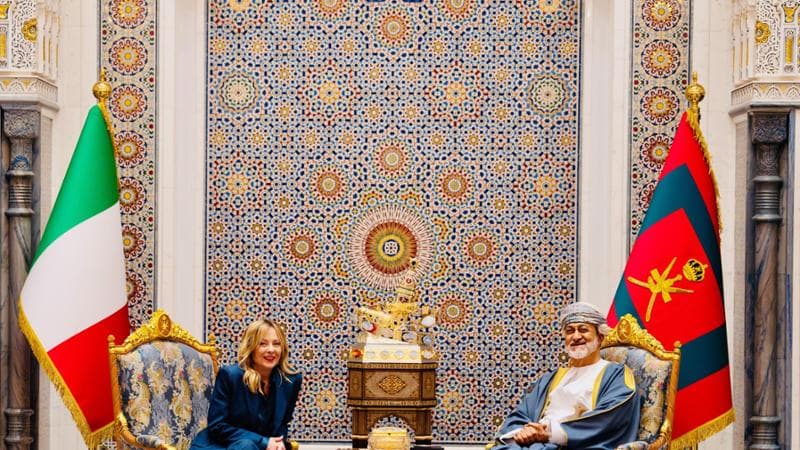 La presidente del Consiglio, Giorgia Meloni, con il sultano dell'Oman Haytham bin Tariq Al Sa'id, Mascate (Oman), 14 gennaio 2026. ANSA/US PALAZZO CHIGI (FILIPPO ATTILI). 
Prime Minister Giorgia Meloni with the Sultan of Oman, Haytham bin Tariq Al Sa'id, Muscat (Oman), January 14, 2026. ANSA/US PALAZZO CHIGI (FILIPPO ATTILI). +++FOTO DIFFUSA DALL'UFFICIO STAMPA PALAZZO CHIGI - USARE SOLO PER ILLUSTRARE OGGI LA NOTIZIA INDICATA NEL TITOLO - NON ARCHIVIARE - NON VENDERE - NON USARE PER FINI NON GIORNALISTICI - NPK+++