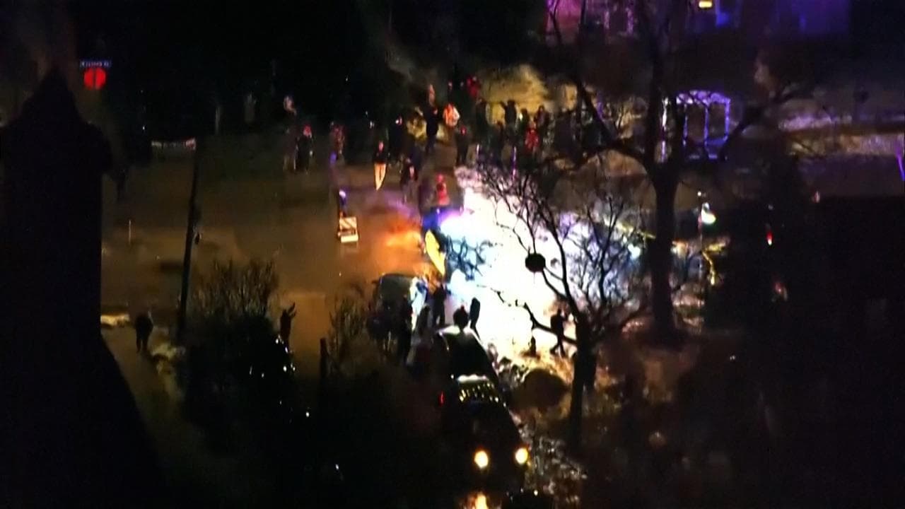 Minneapolis, agente spara e ferisce un immigrato: nuovi violenti scontri nella notte
