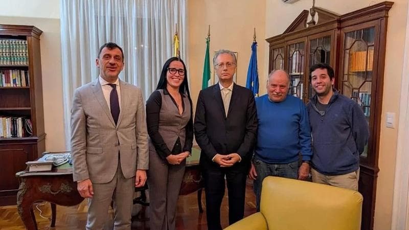 Luigi Gasperin (secondo da destra) dopo la liberazione nell'ambasciata italiana a Caracas