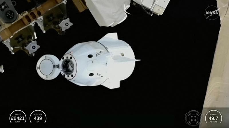 Il distacco della navicella Dragon di SpaceX dalla Stazione Spaziale