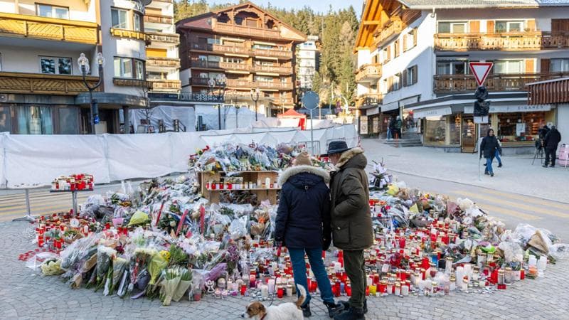 Fiori per ricordare i ragazzi morti a Capodanno nel rogo del locale Costellation nella città svizzera. ansa