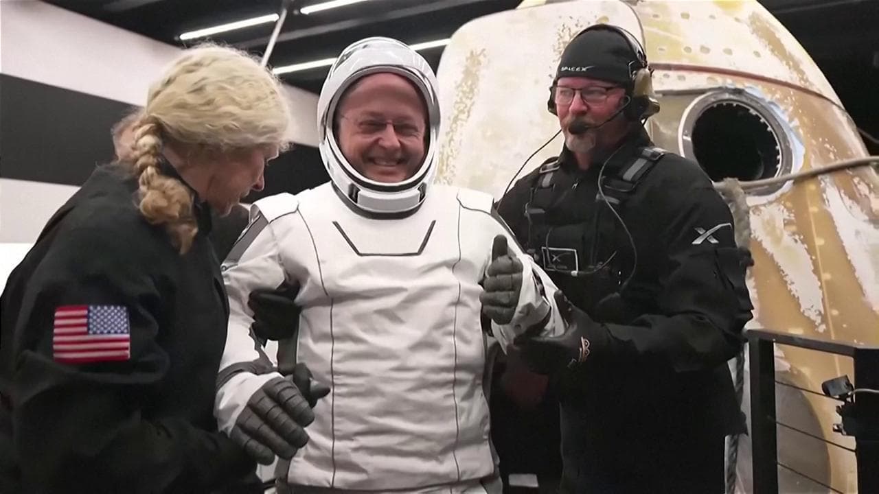 Spazio, la Crew 11 rientra per malattia: gli astronauti escono dalla navetta