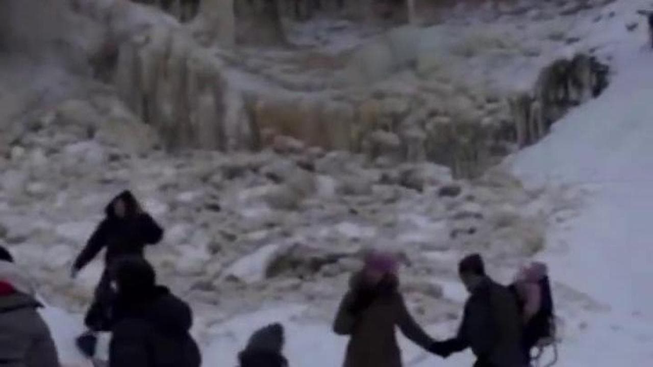 Estonia, la cascata di ghiaccio si sgretola all'improvviso: turisti si salvano all'ultimo istante