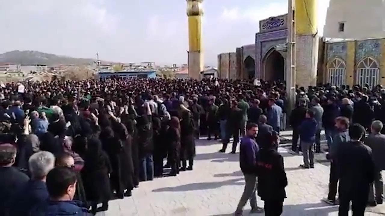Iran, "Morte a Khamenei" è l'urlo della folla ai funerali di una manifestante uccisa