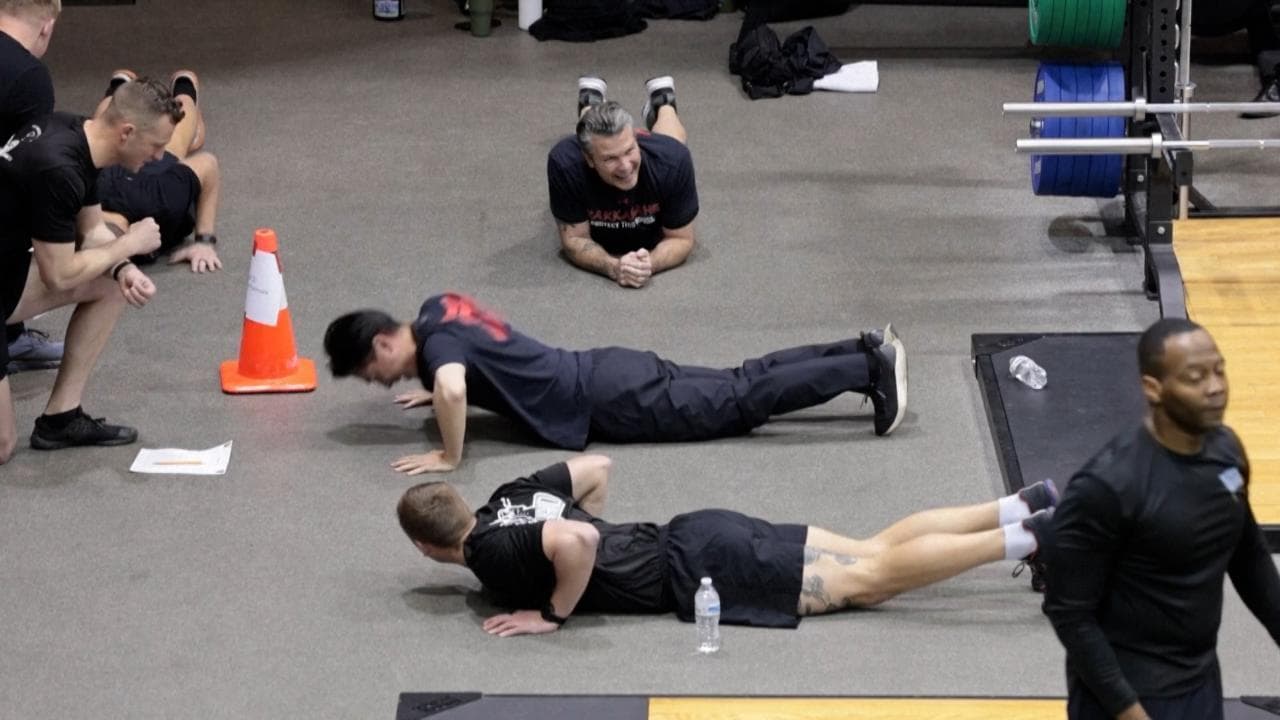 Usa, Hegseth si allena in palestra con il ministro della Difesa giapponese Koizumi