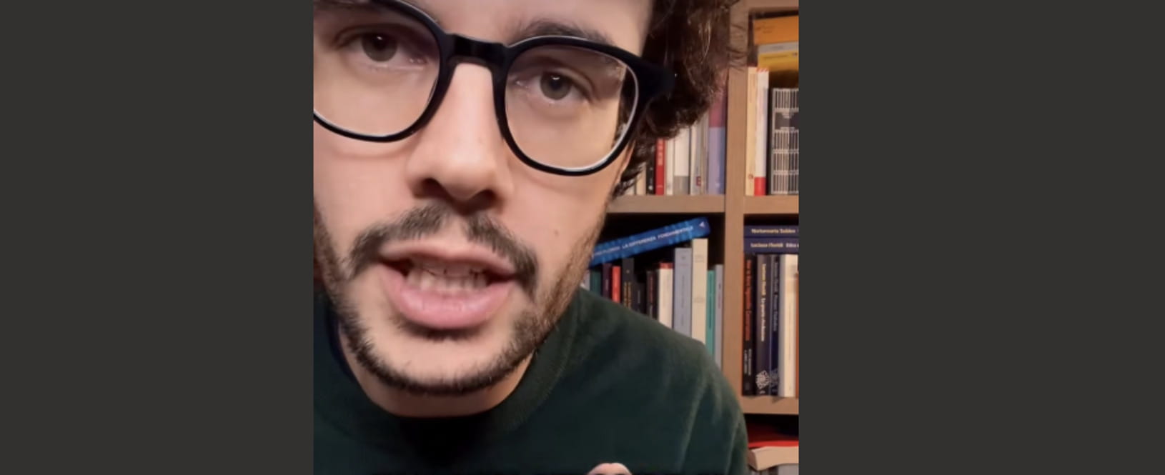 Un fotogramma da un reel Instagram di Eugenio Radin, divulgatore filosofico con il profilo @whitewhalecafe