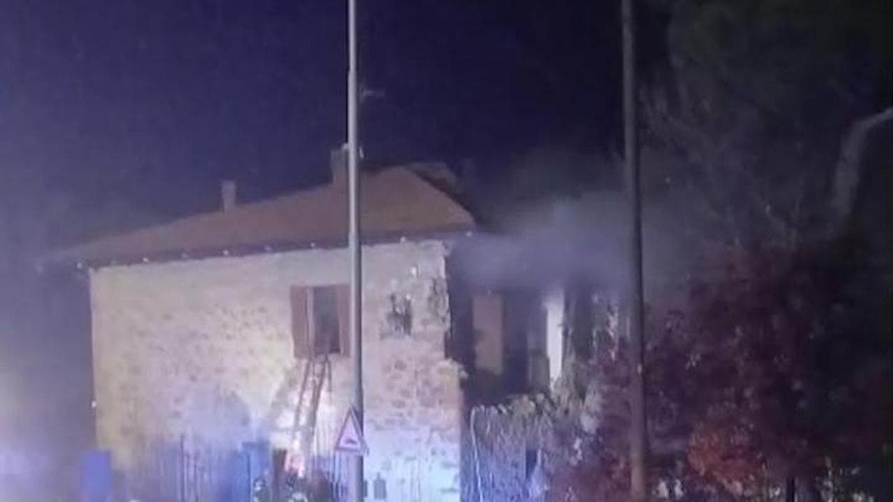 Esplode una palazzina in una frazione di Arezzo: l'arrivo dei soccorsi
