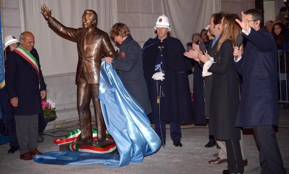 L'inaugurazione della statua dedicata a Mike Bongiorno durante il Festival di Sanremo 2013