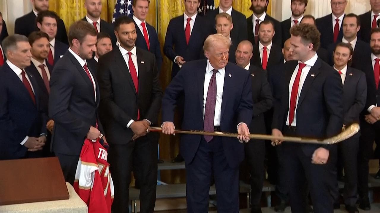 Usa, Trump con i vincitori della Stanley Cup di hockey: "Bellissima quella mazza, la prendo"