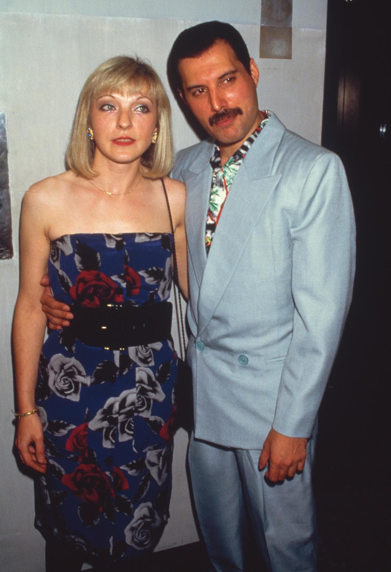 Freddie Mercury con Mary Austin, con la quale il musicista ha avuto una relazione e con la quale &egrave; rimasto amico anche dopo il coming out del musicista
