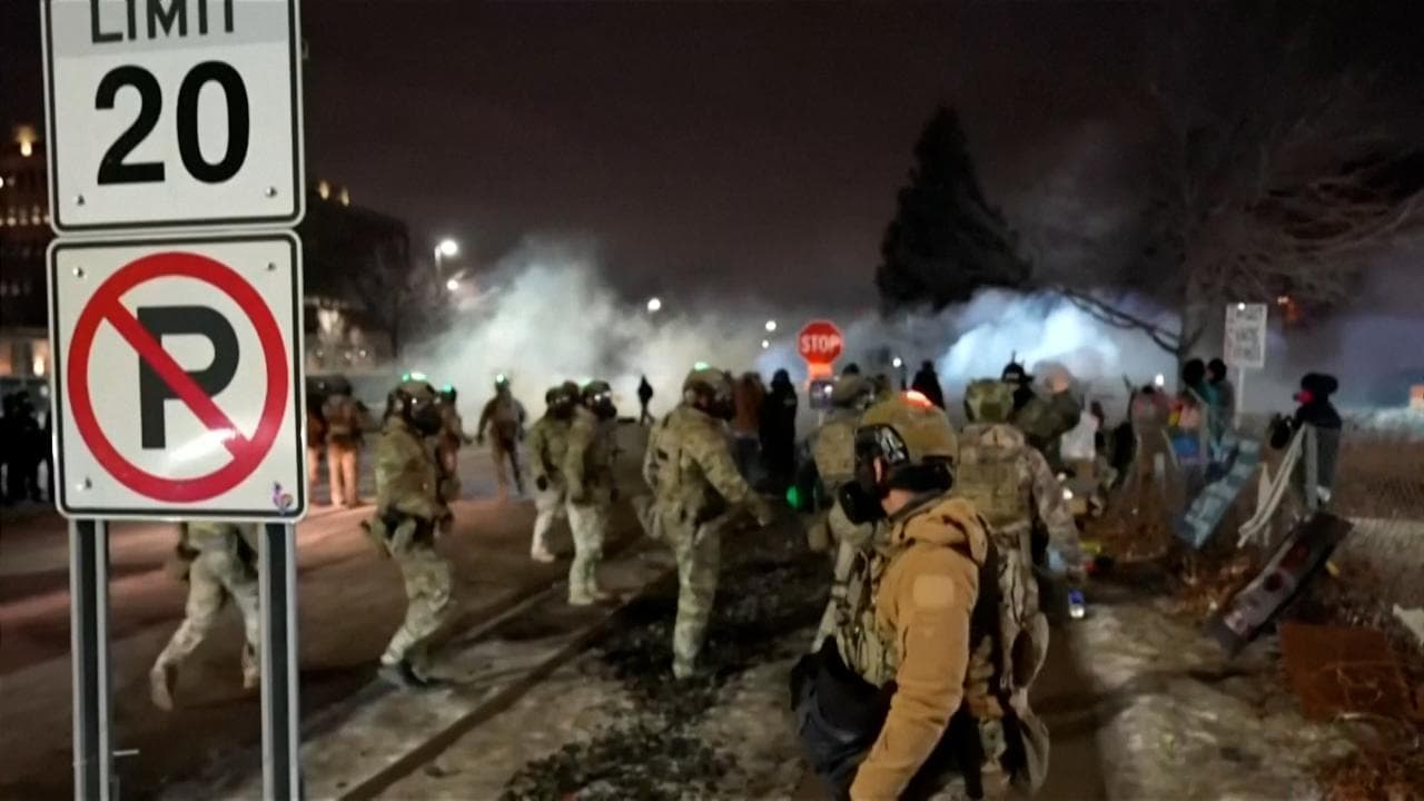 Minneapolis, proteste contro l'Ice: scontri tra manifestanti e forze di sicurezza