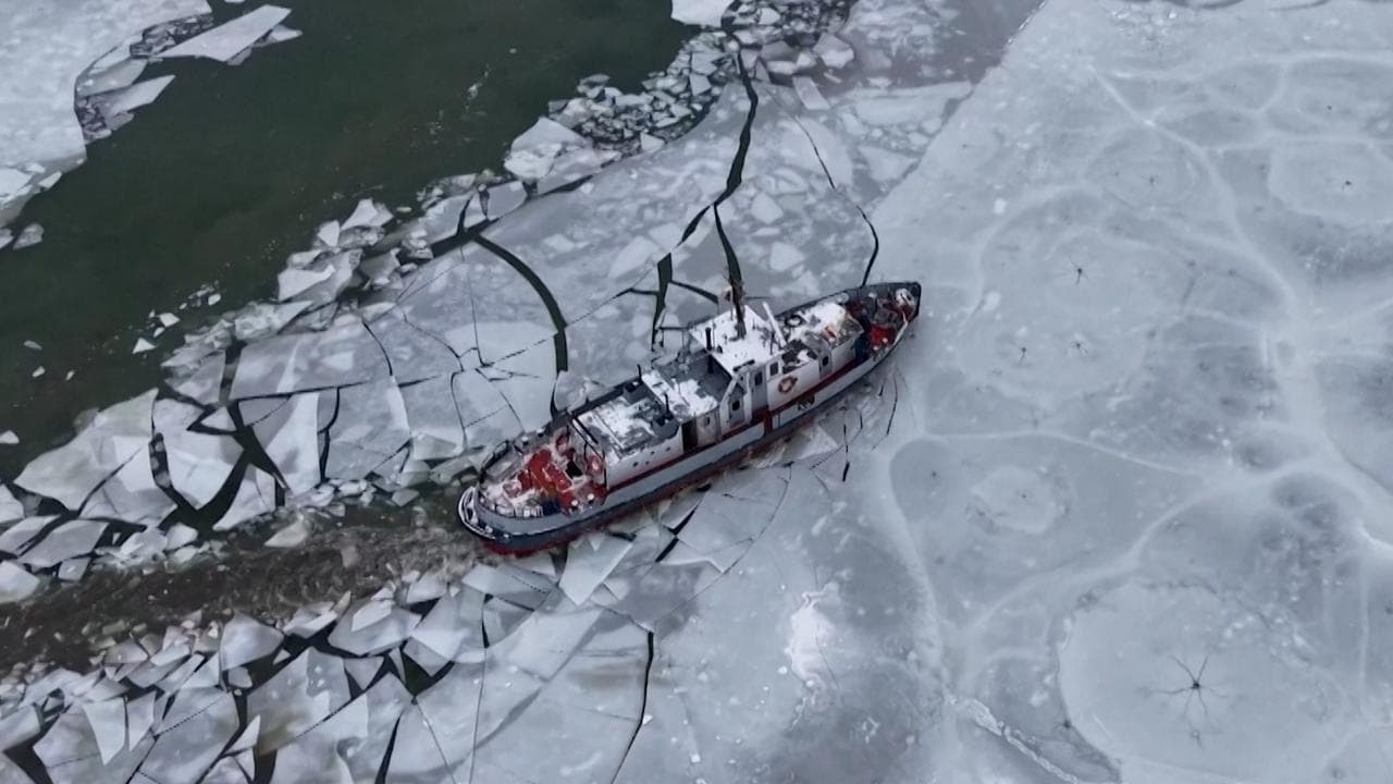 Vienna, rompighiaccio in azione sul Danubio: il video dal drone