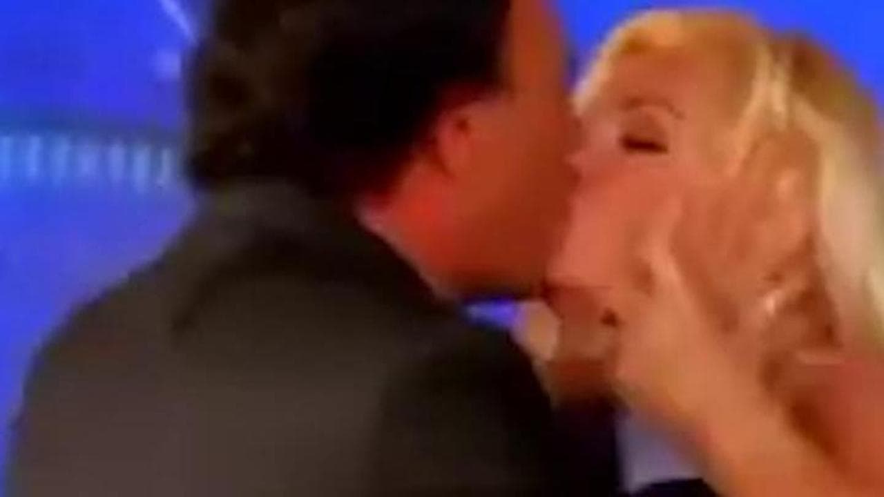 Julio Iglesias, dopo le denunce di abusi spunta il video del bacio molesto alla conduttrice tv