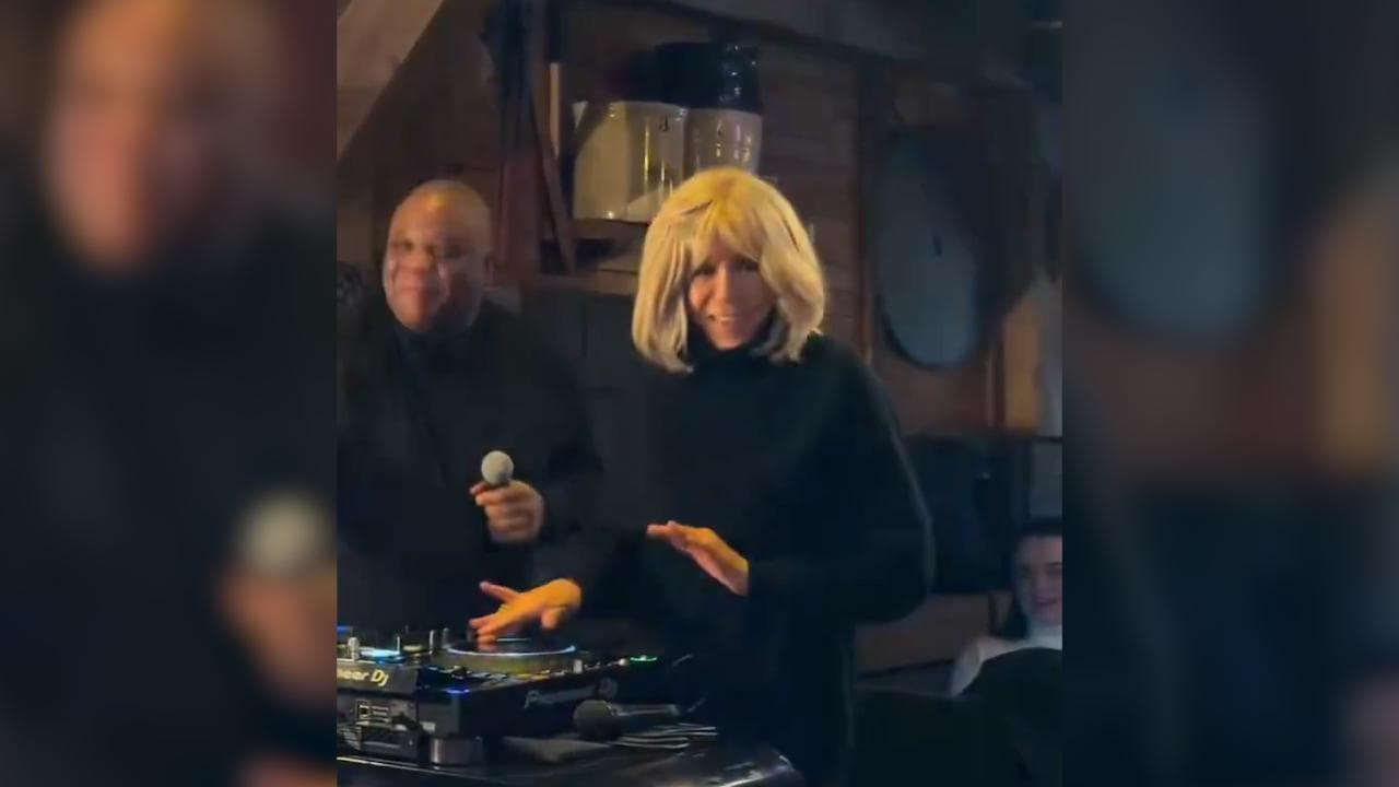 Parigi, Brigitte Macron versione deejay a Disneyland: la premère dame scatenata alla consolle