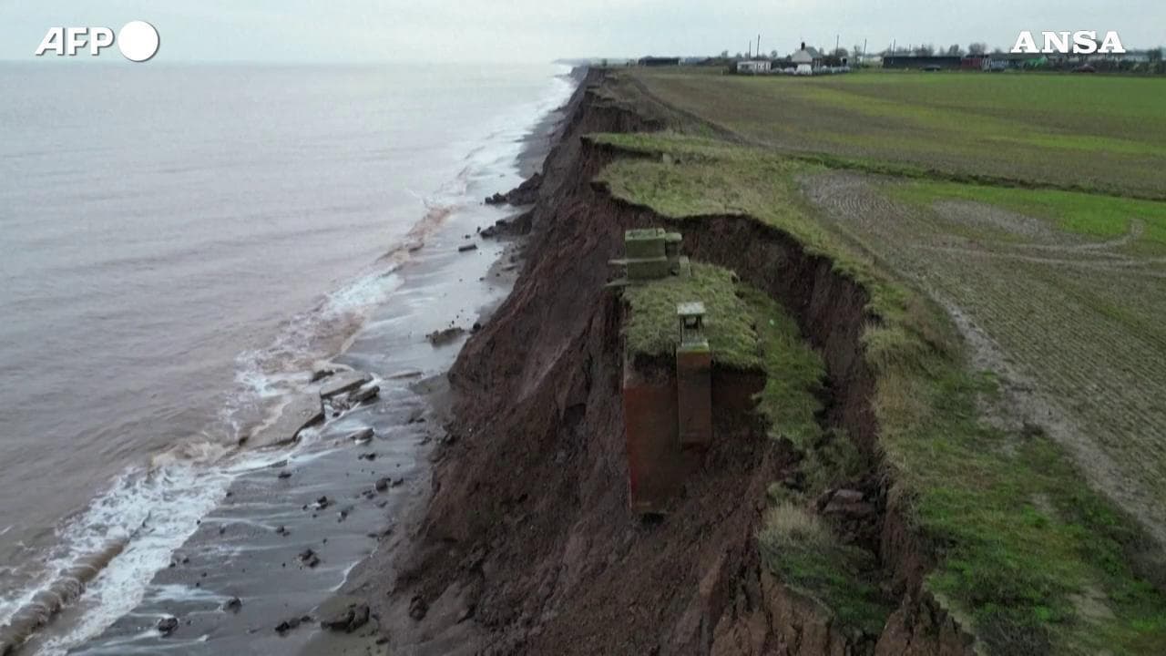 Inghilterra, bunker nucleare a rischio crollo per l'erosione costiera: le riprese dal drone