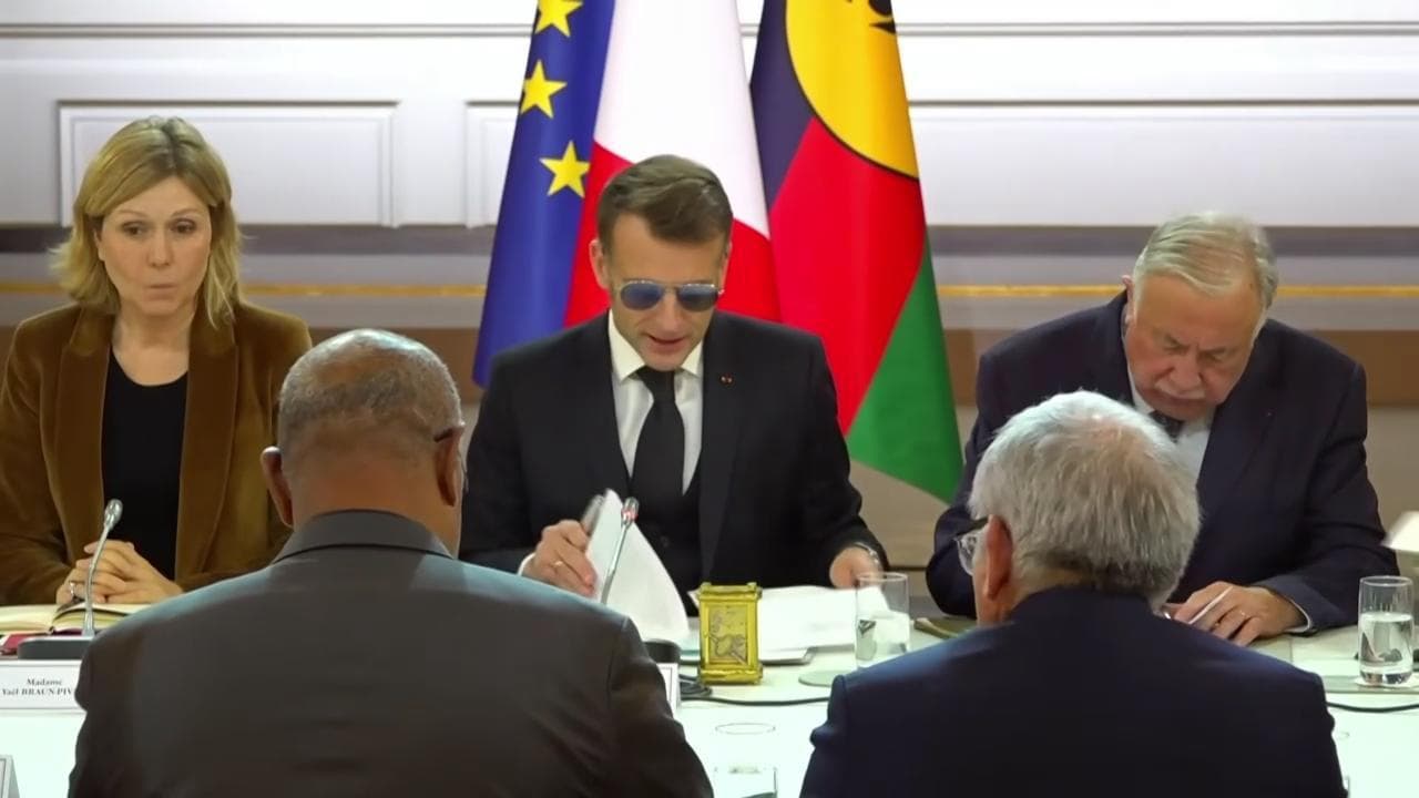 Francia, il presidente Macron all'Eliseo con occhiali da sole scuri: "Dovrò indossarli per un po'"