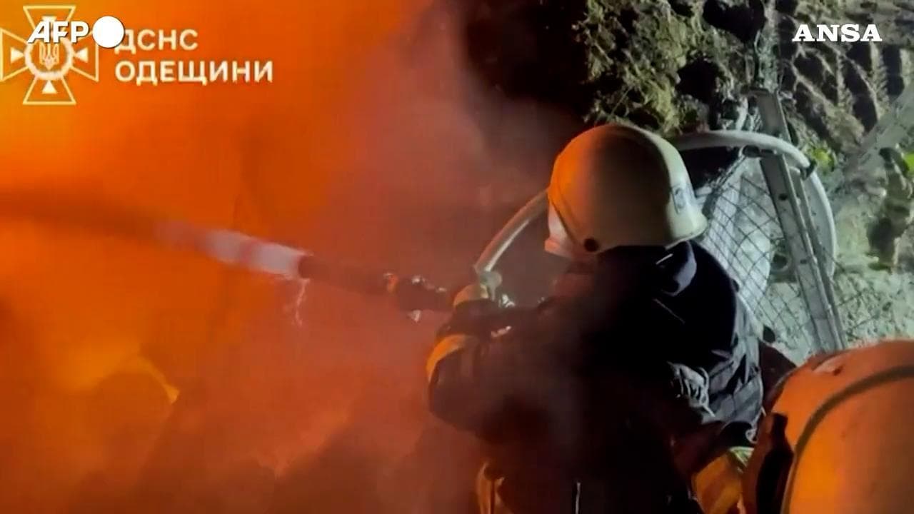 Ucraina, attacco russo nella regione di Odessa: l'intervento dei soccorritori