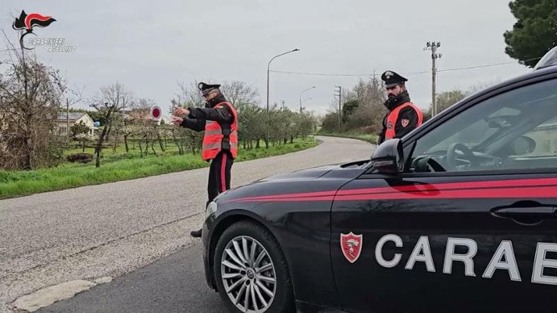 Carbonia, trovato cadavere in un parco: accoltellato e dato alle fiamme, si indaga per omicidio