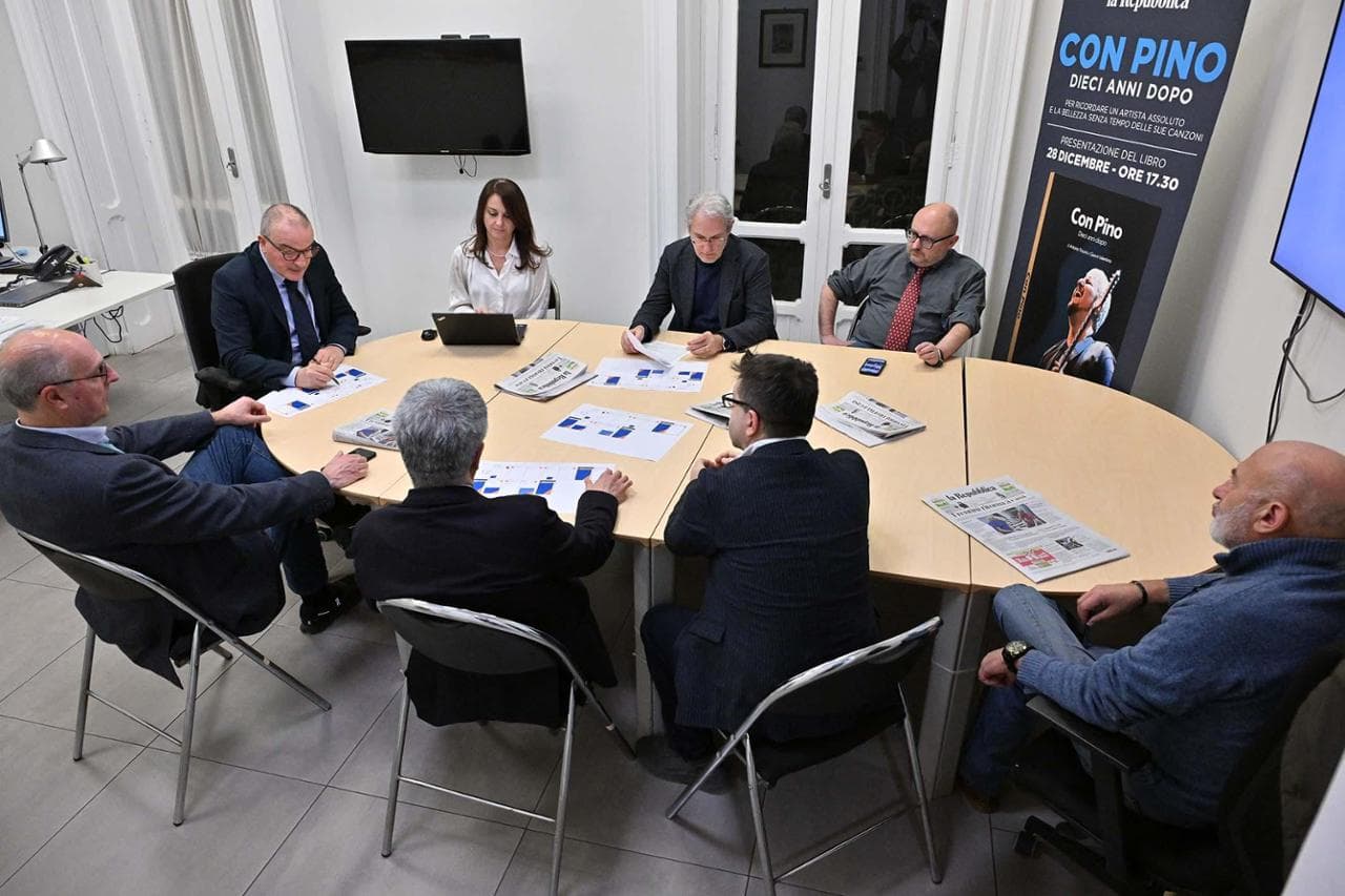 Una riunione di redazione per definire lo sfoglio del giornale.