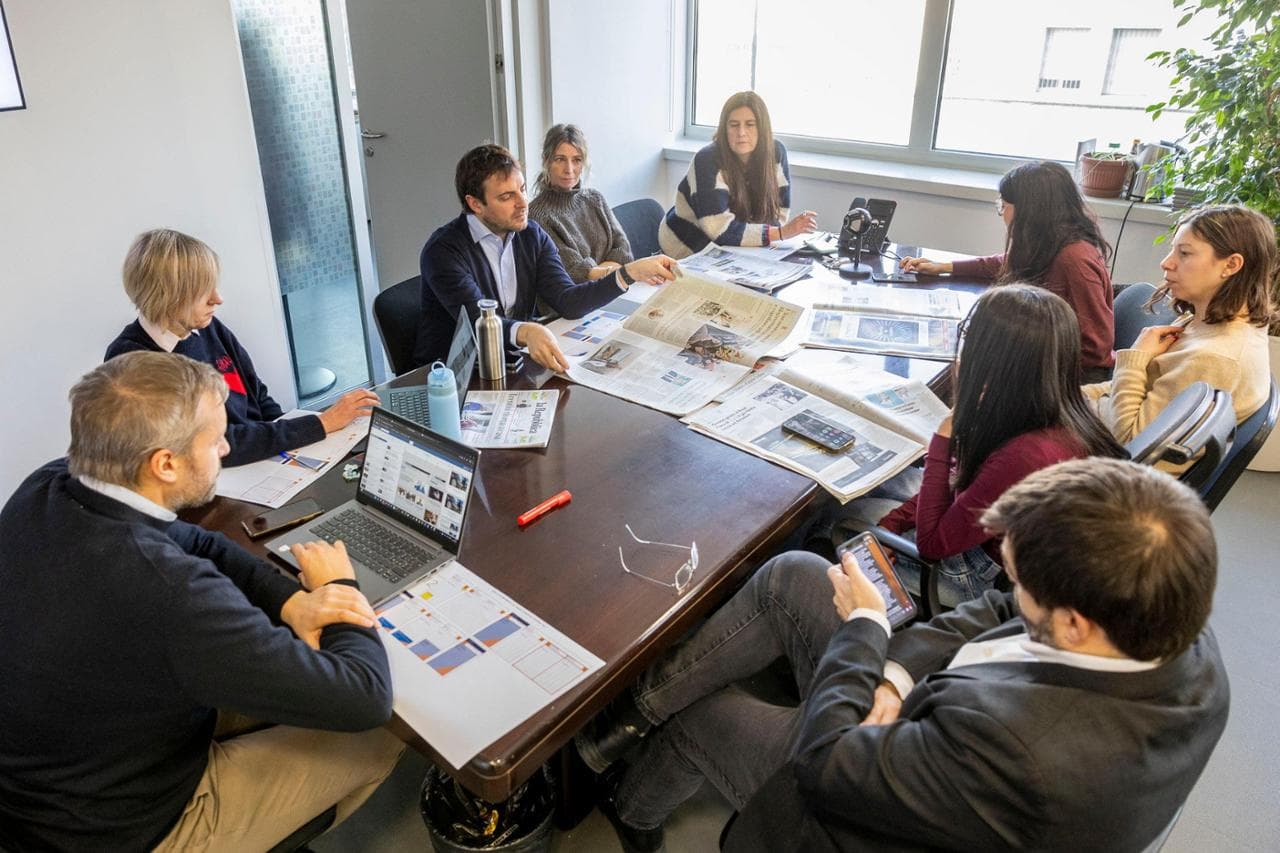 La redazione attuale durante una riunione per decidere lo sfoglio