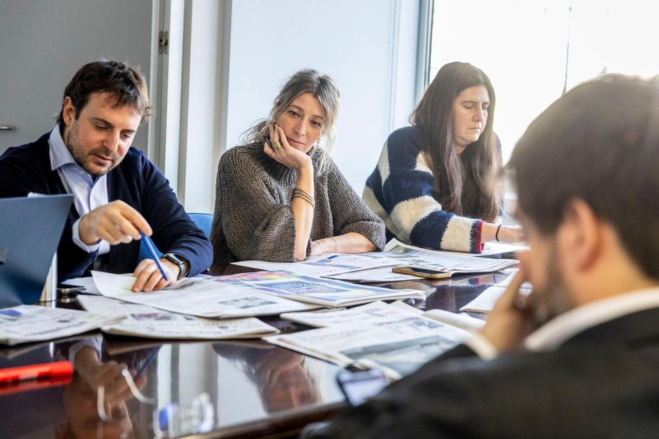 Il capo della redazione di Torino Beniamino Pagliaro con Sarah Martinenghi e Federica Cravero
