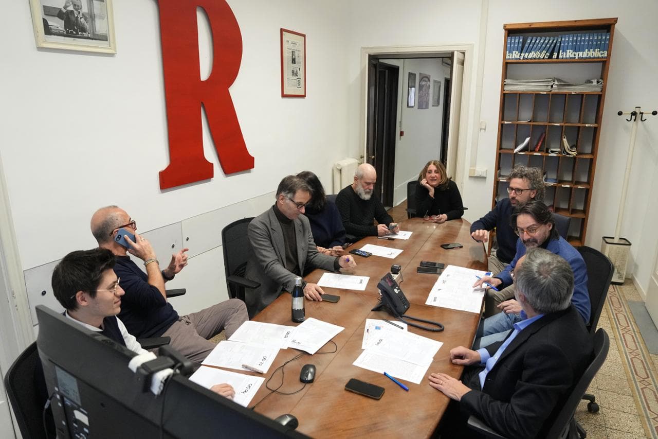 La redazione di Firenze durante la riunione del pomeriggio. L'apertura della sede risale a 38 anni fa.