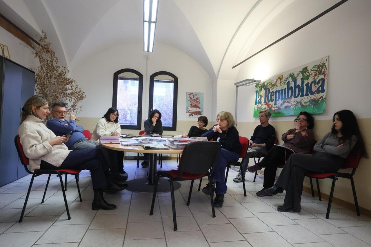 Un incontro nella sala riunioni nella sede di Bologna.