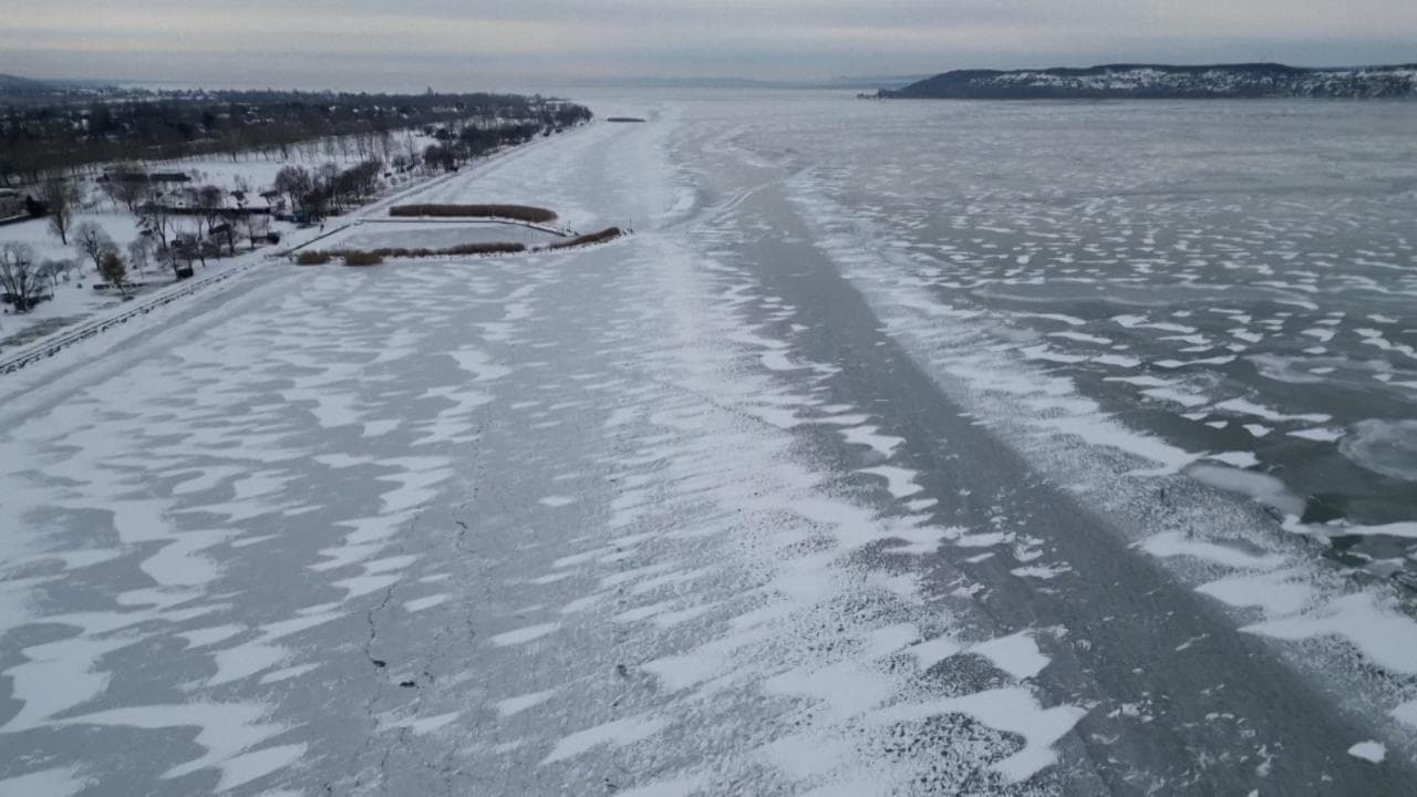 Ungheria, lo spettacolo del lago Balaton completamente ghiacciato: non accadeva da 9 anni