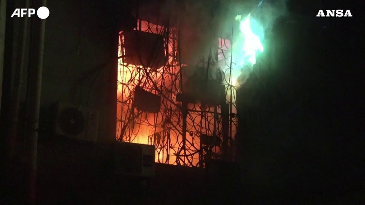 Pakistan, incendio in un centro commerciale a Karachi: ci sono morti e feriti