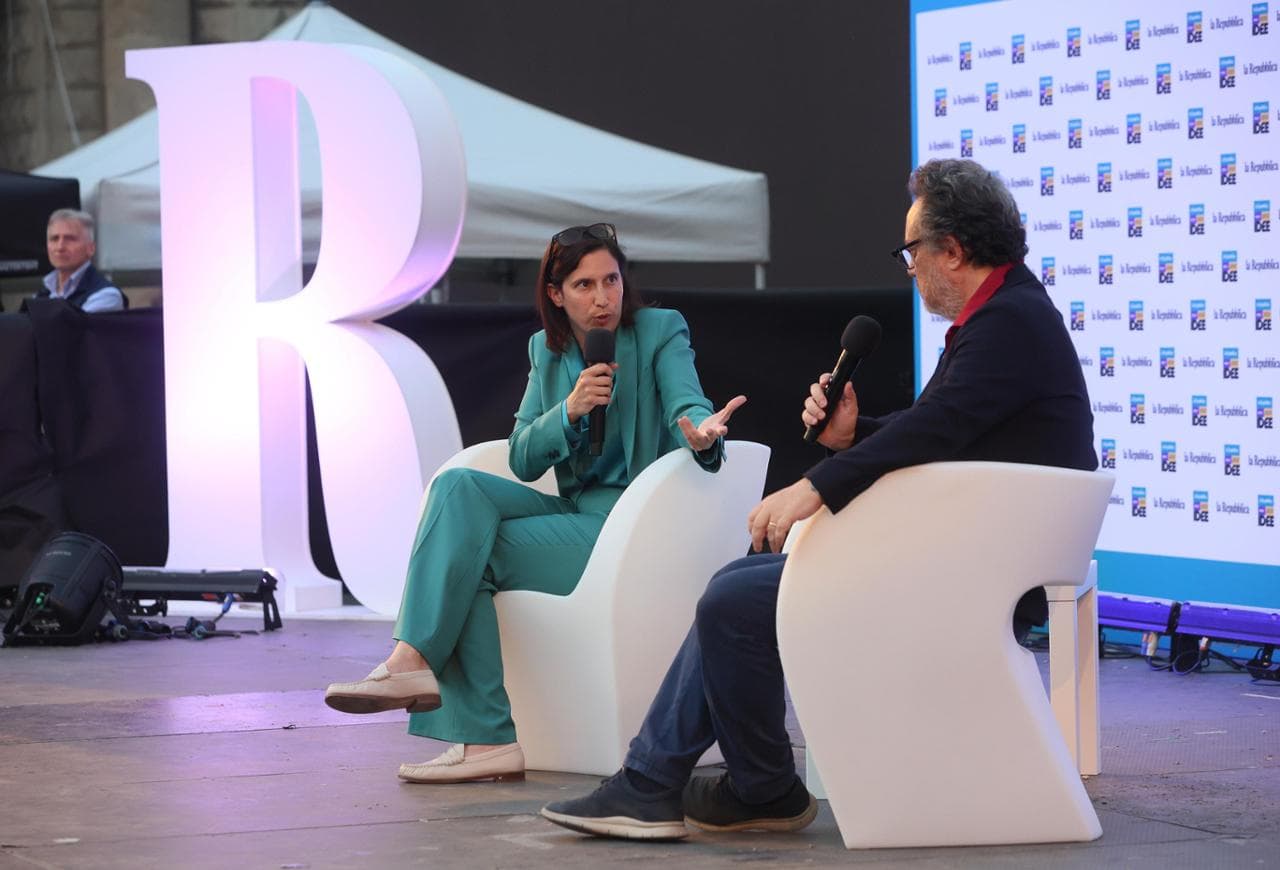 Elly Schlein, segretaria del Pd, intervistata dal direttore Mario Orfeo sul palco del festival
