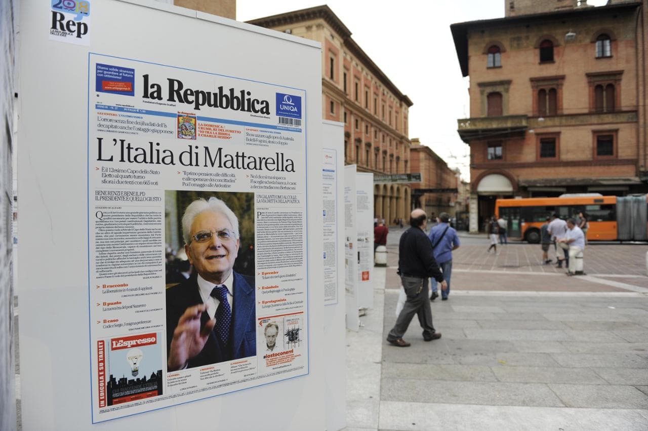 I pannelli per il Festival la Repubblica delle Idee 2018, con la mostra sulle prime pagine del giornale in piazza Nettuno a Bologna
