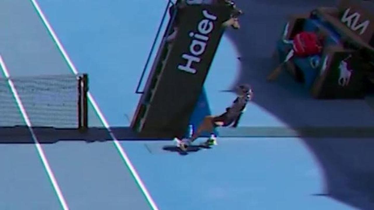 Avustralya Açık'ta top toplayıcı kız sıcaktan bayıldı, Sönmez oyunu bırakıp ona yardım etti