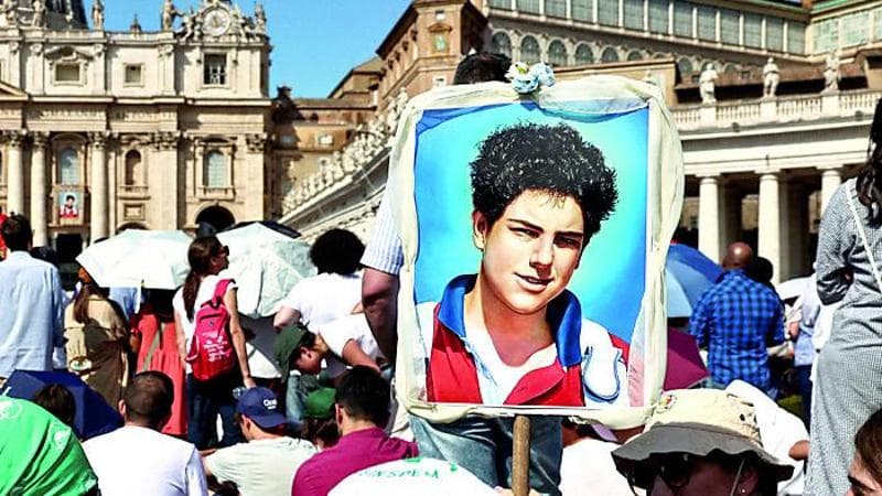 Un'immagine di Carlo Acutis in piazza San Pietro, a Roma