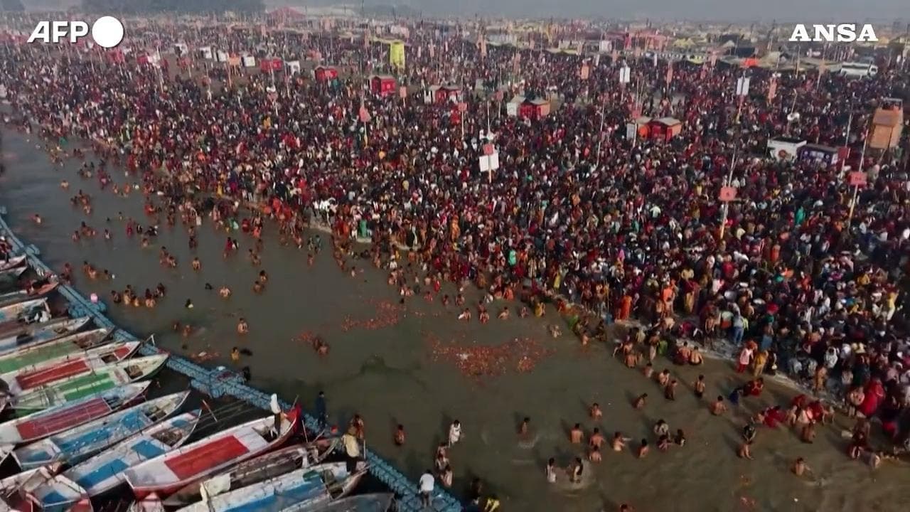 Magh Mela, migliaia di induisti si immergono nelle acque sacre per il bagno rituale