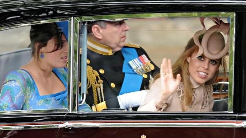 Andrea con le figlie Eugenia (a sinistra) e Beatrice al matrimonio di Harry e Meghan