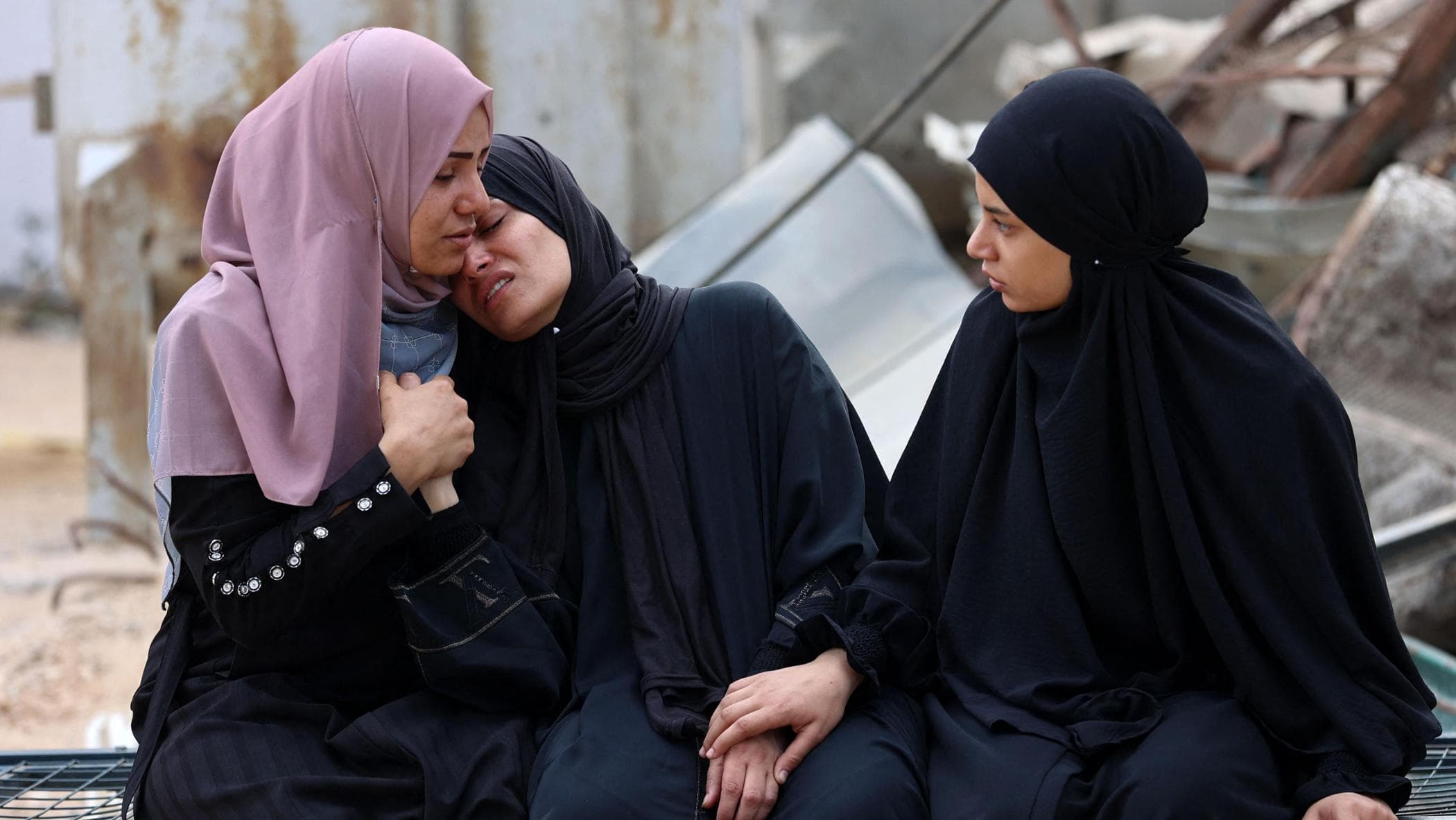 Iran, la battaglia negli ospedali: a caccia di feriti tra i cadaveri