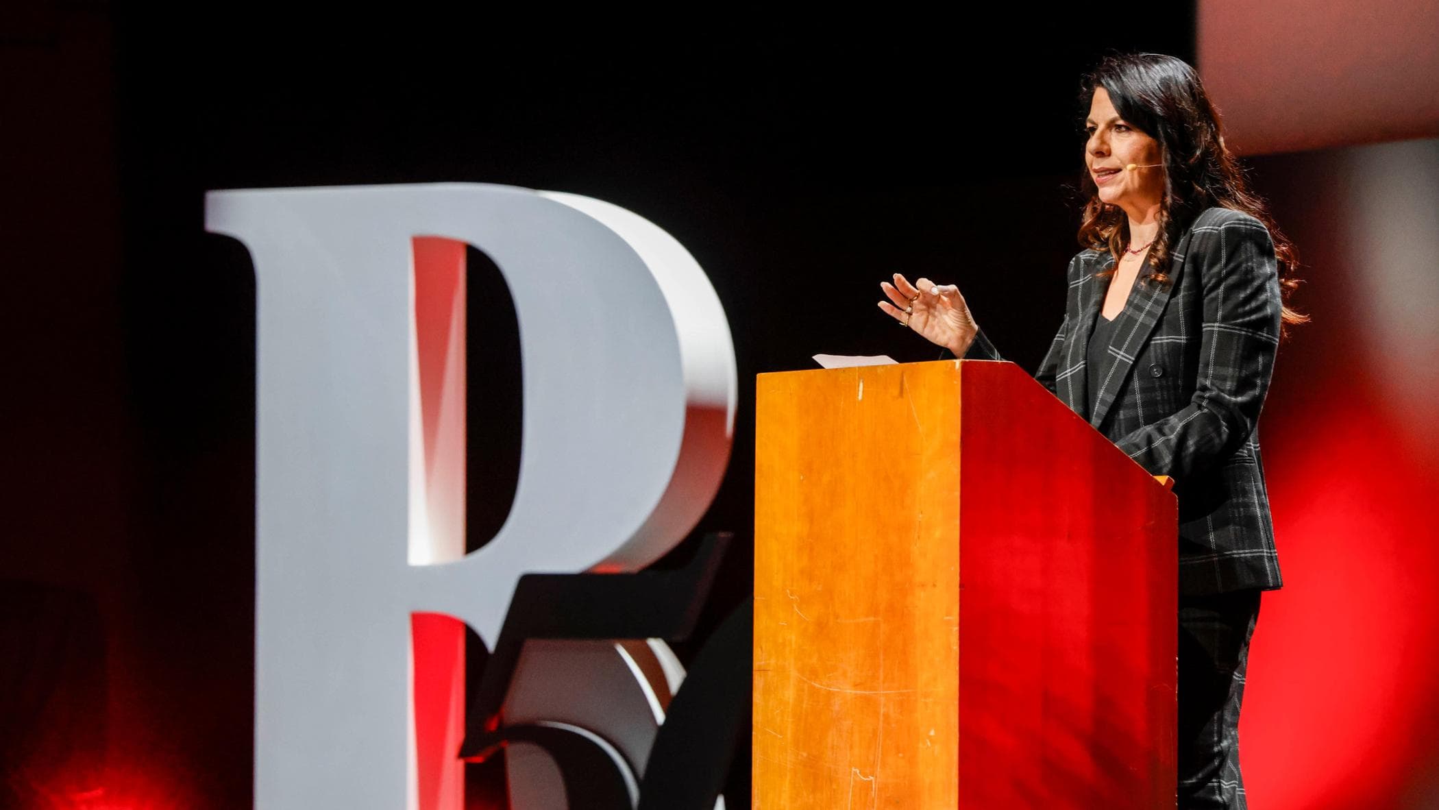 Geppi Cucciari: “Sono una vostra lettrice, una mattina senza leggere Repubblica è un giorno perso”